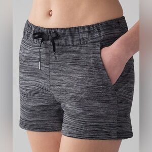 LULULEMON On The Fly Athletic Travel Short Bit Point Ice Grey Black Size 6